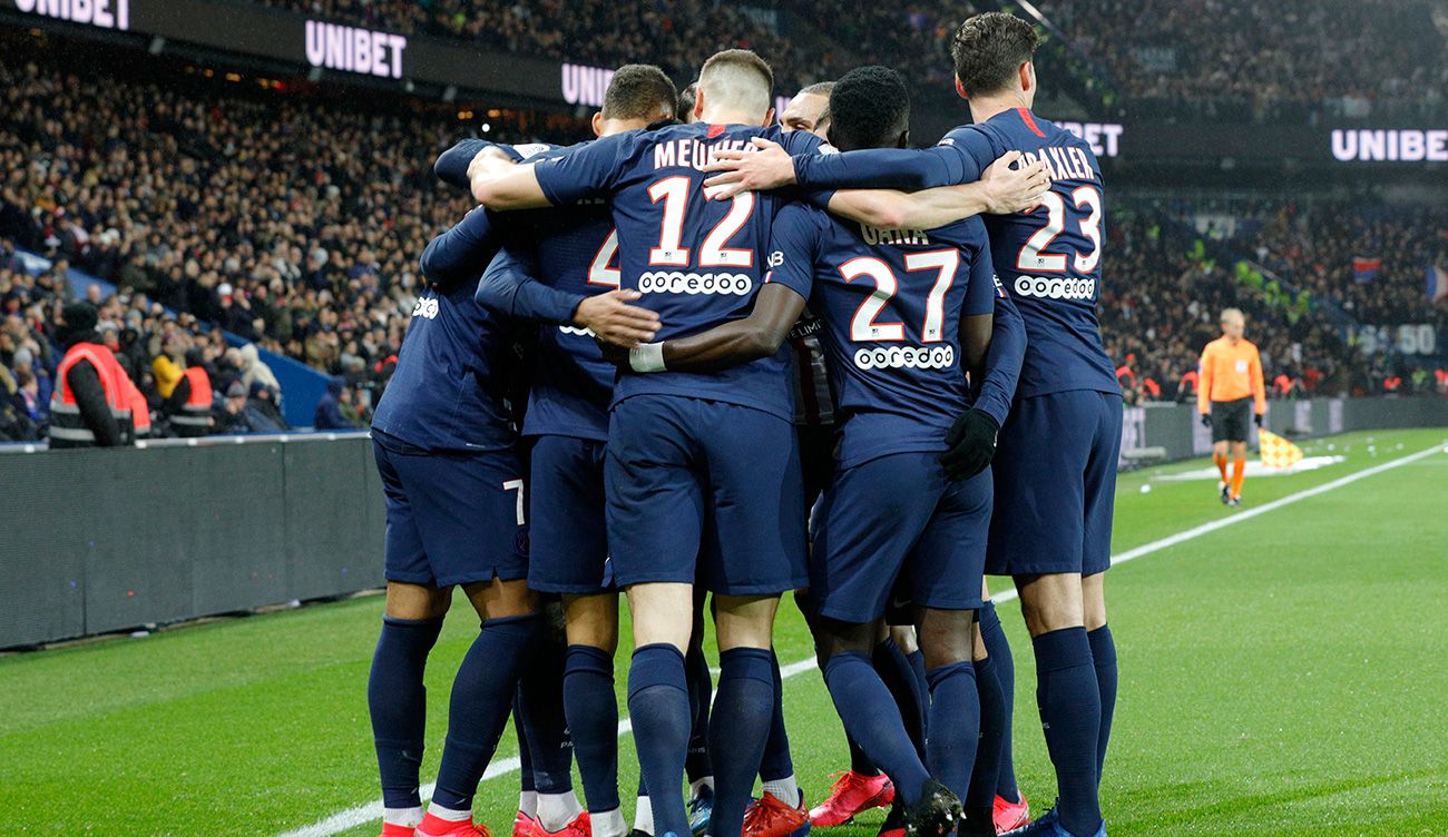 The players of the PSG embrace  and celebrate a goal