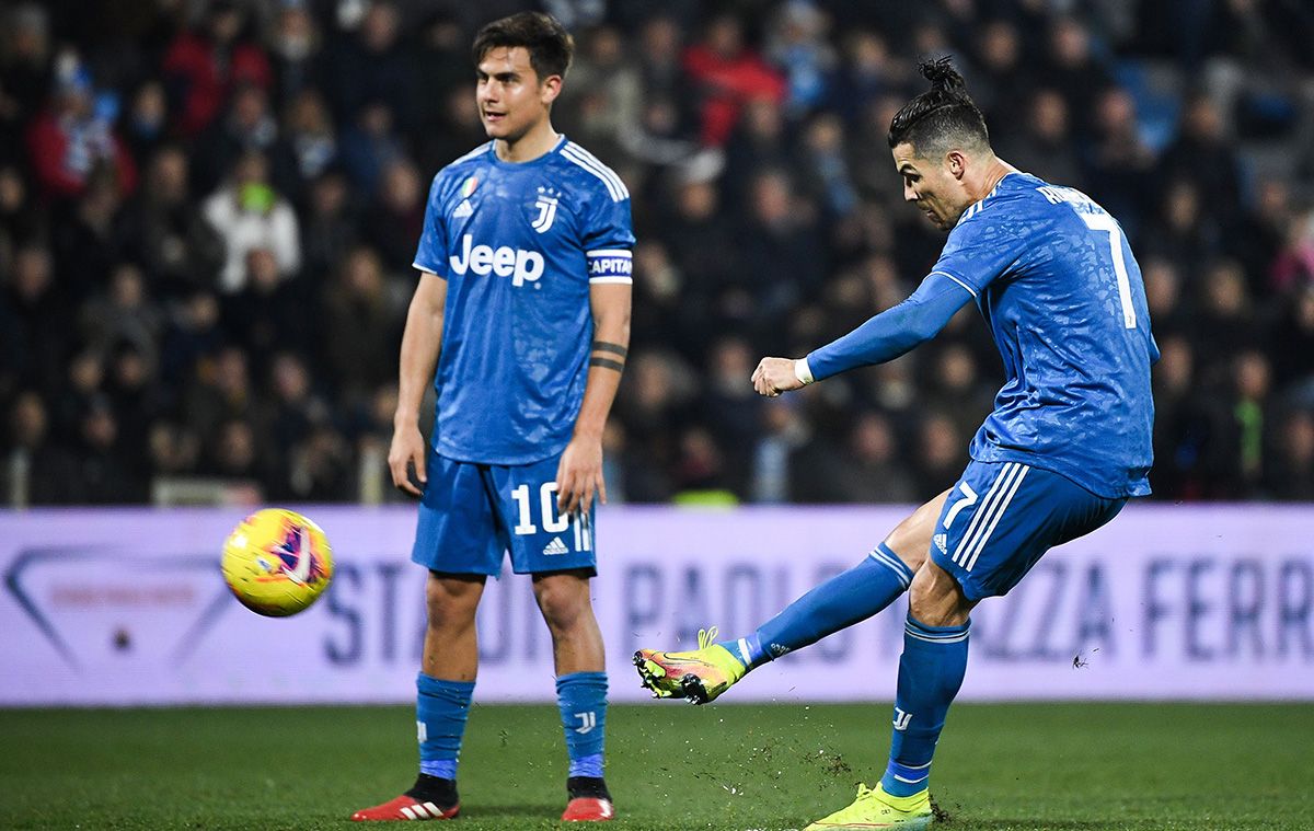Cristiano Ronaldo, lanzando una falta frente a Paulo Dybala
