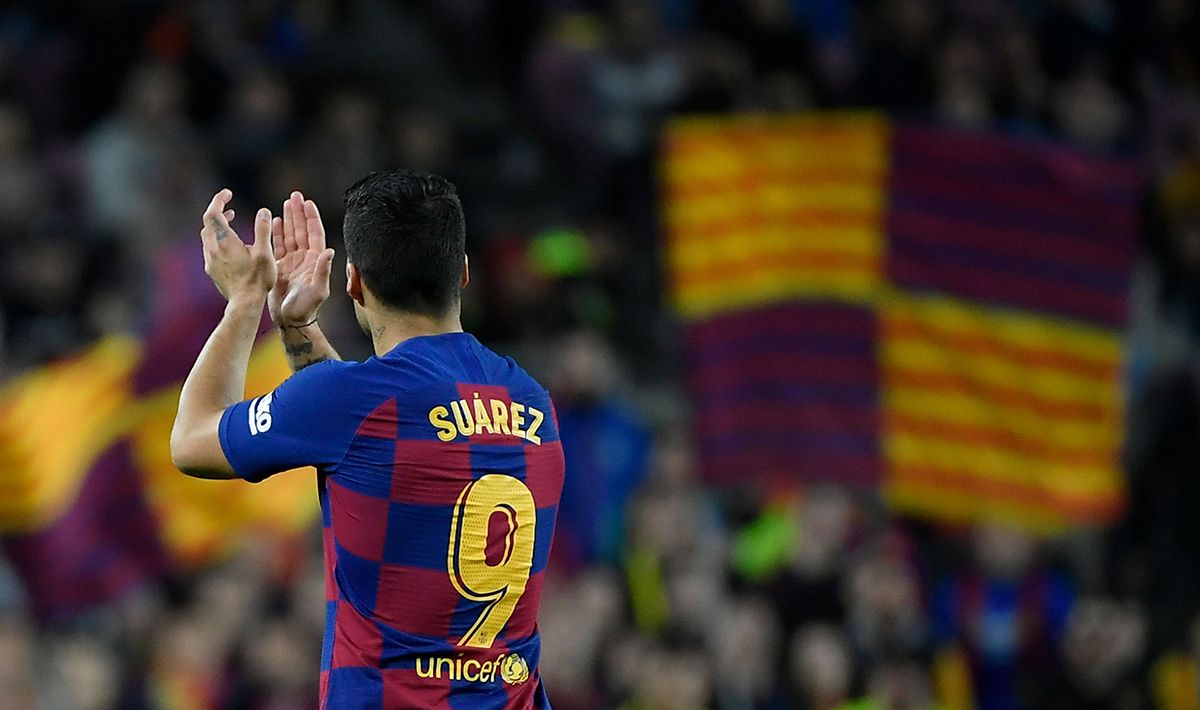 Luis Suárez, aplaudiendo a los aficionados del Camp Nou