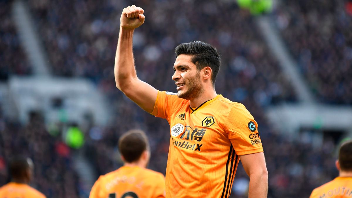 Raúl Jiménez celebrates a goal of Wolverhampton in the Premier League