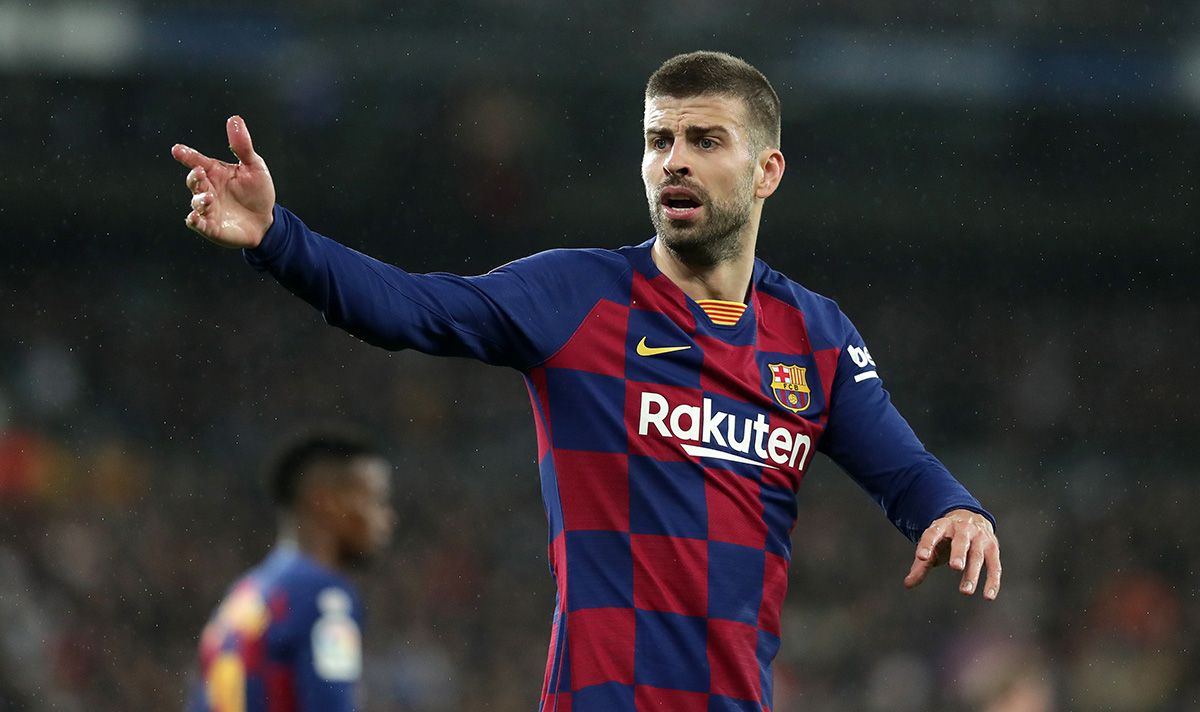 Gerard Piqué, giving orders to one of his mates in Barça