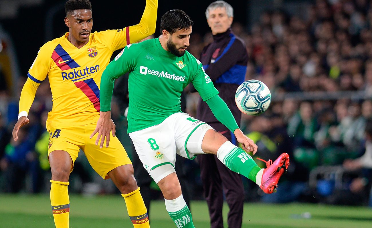 Nabil Fekir controls a balloon with Junior by behind