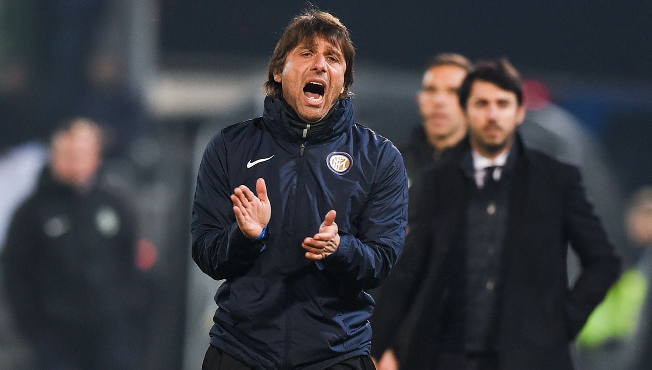 Antonio Conte applauds to his players in a party