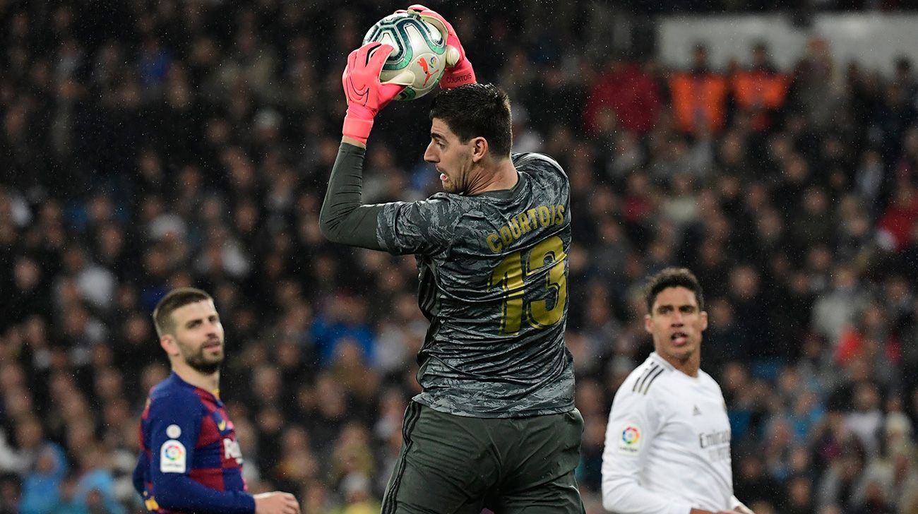 Courtois atrapa el balón en el Clásico