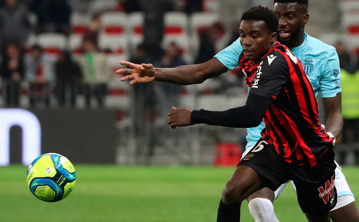 Moussa Wagué en un partido con el Niza