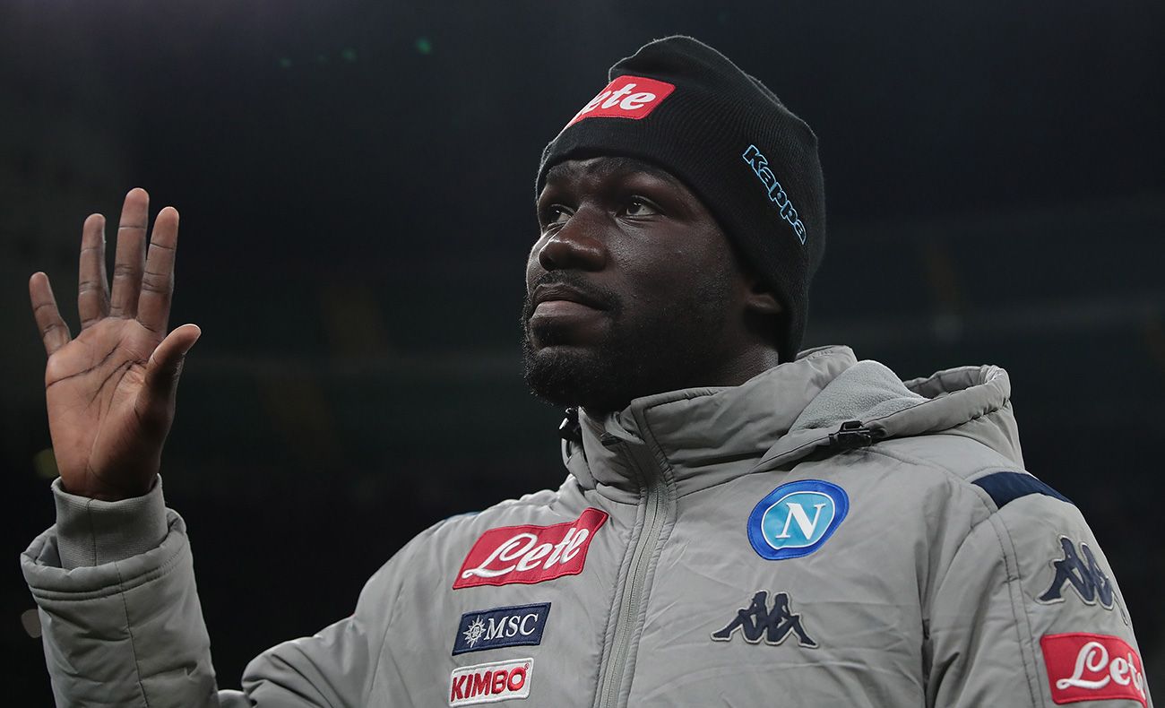 Koulibaly saluda al público antes de un partido