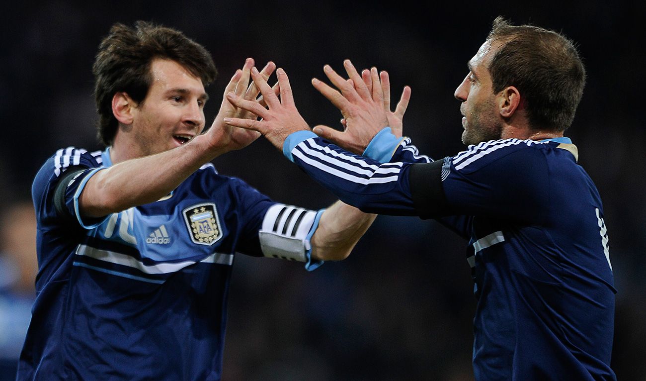Leo Messi and Pablo Zabaleta celebrate a goal of Argentina