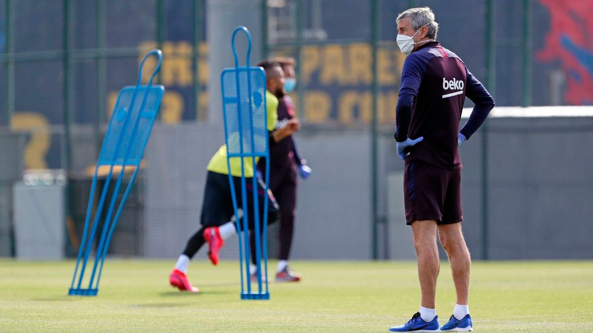 Quique Setién in a training session of Barça | FCB