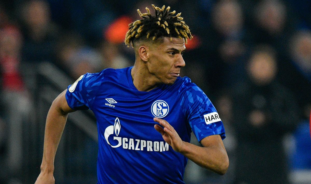 Todibo en un partido con el Schalke