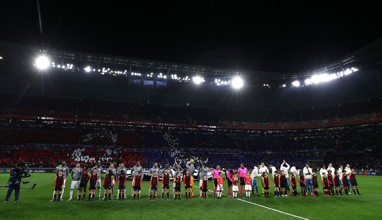 La Juve y el Lyon saludan al público en la ida de los octavos de Champions