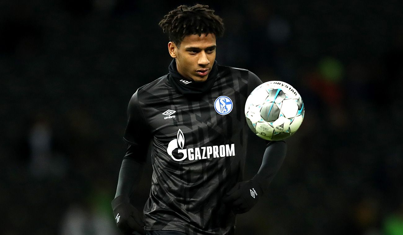 Todibo en un calentamiento con el Schalke