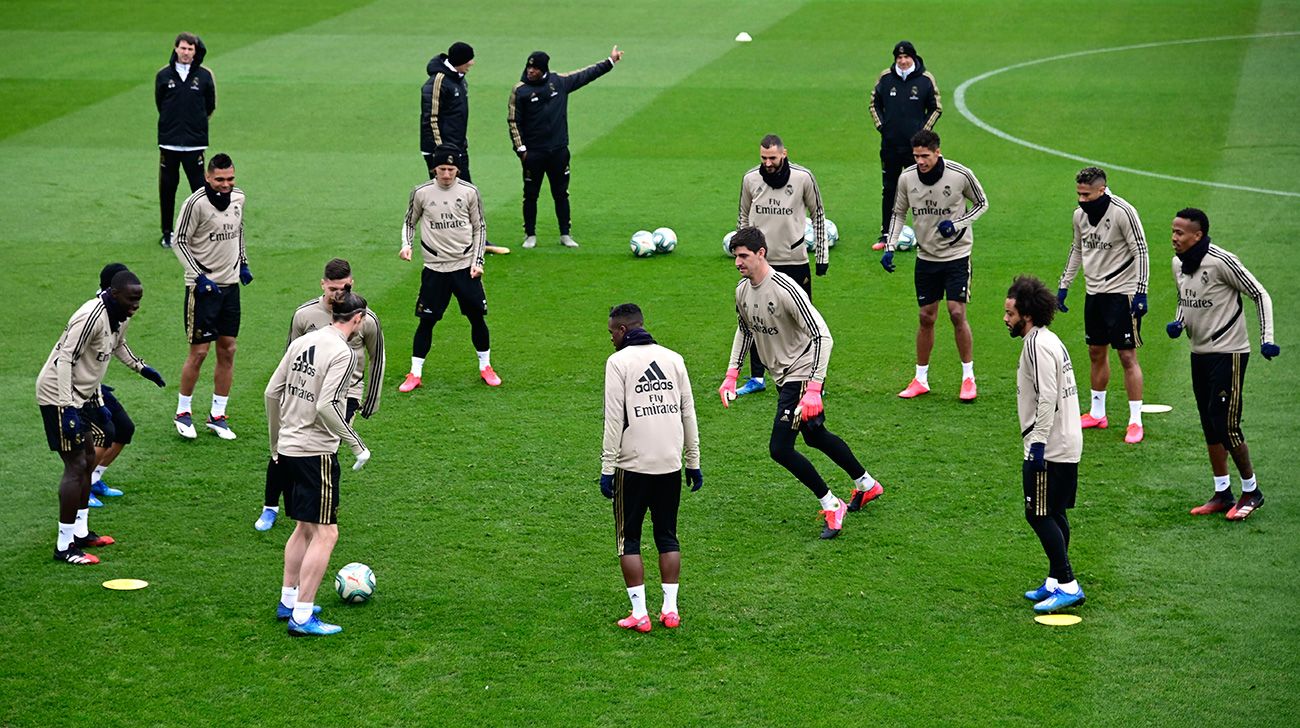 Los jugadores del Madrid durante un rondo en un entrenamiento