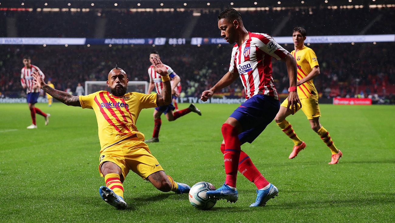 Renan Lodi Dribbles in front of the entrance of Arturo Vidal