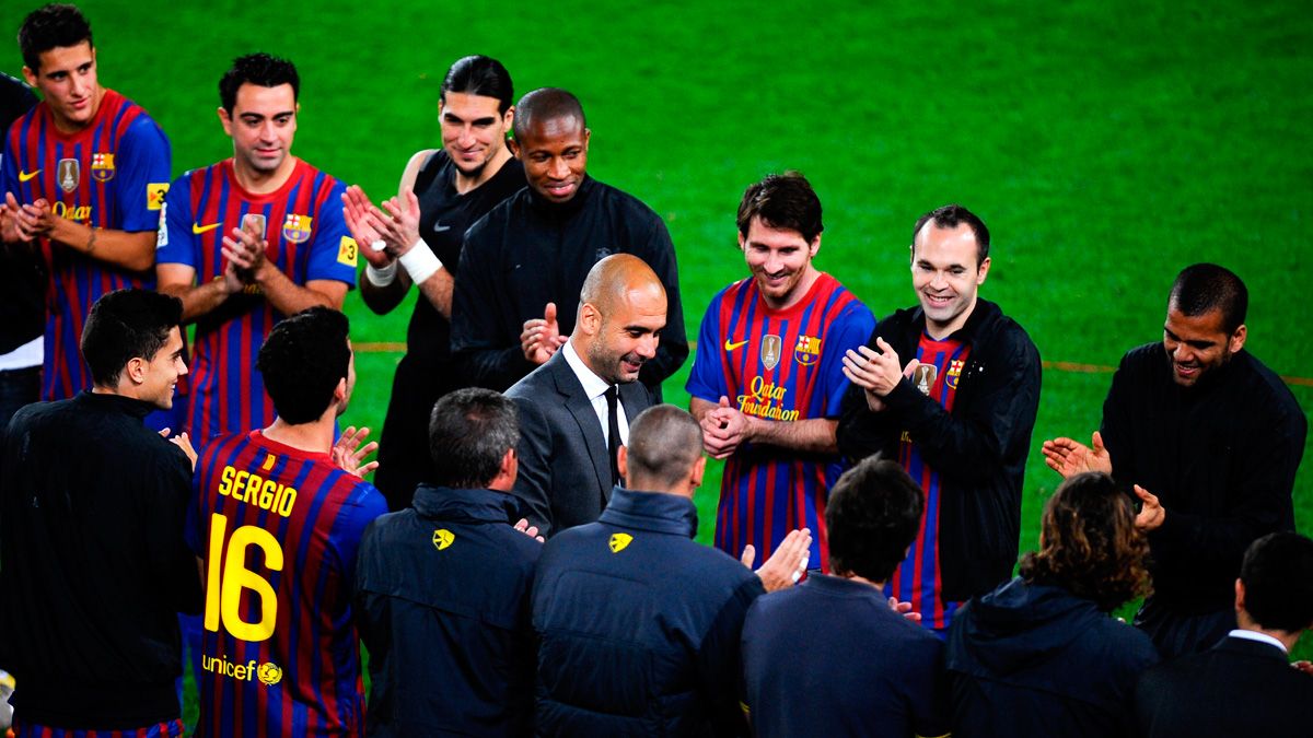 Pep Guardiola celebra un título con los jugadores en su etapa en el Barça