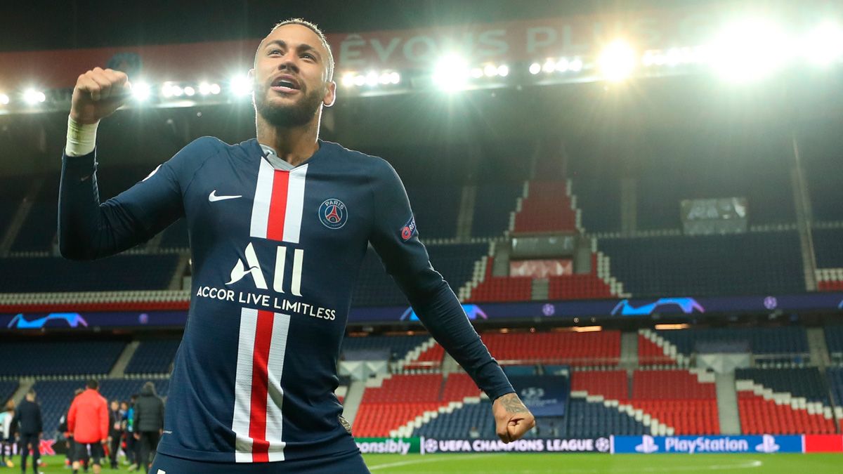 Neymar celebrates a victory of PSG in the Champions League