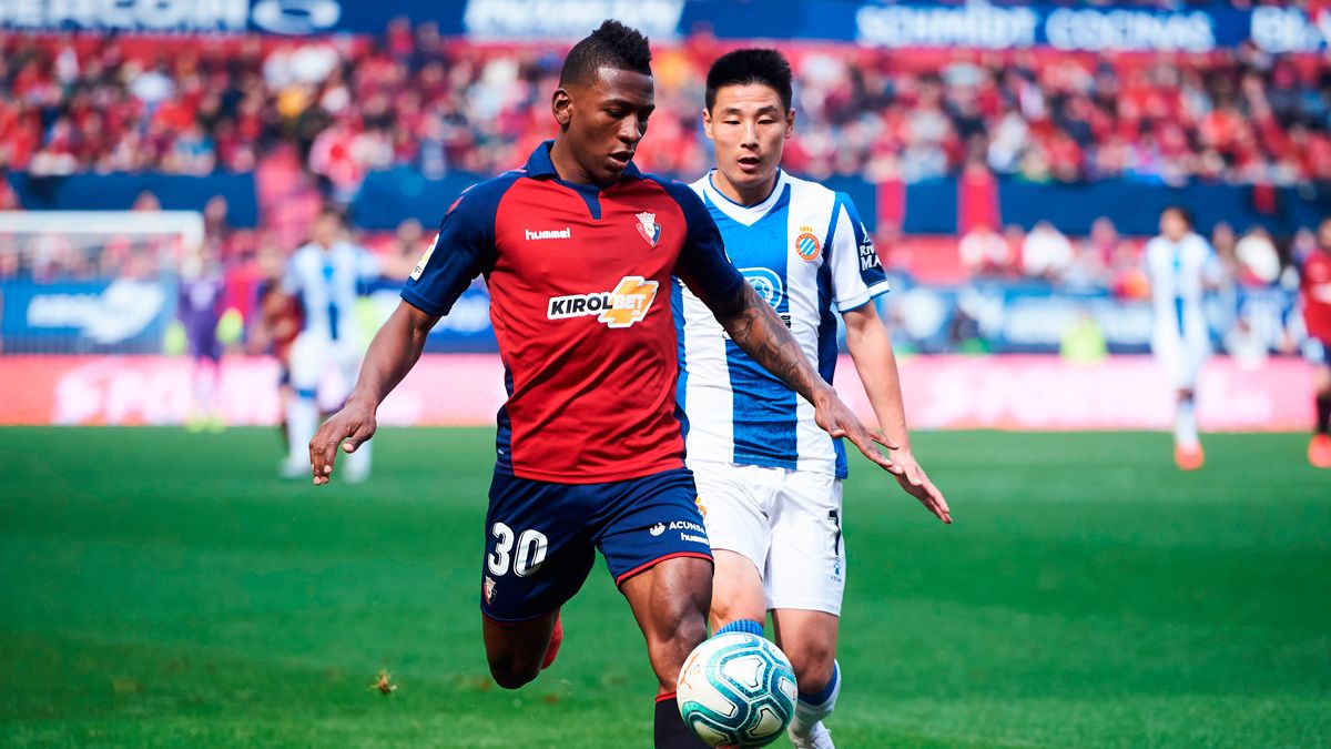 Pervis Estupiñán en un partido de Osasuna en LaLiga