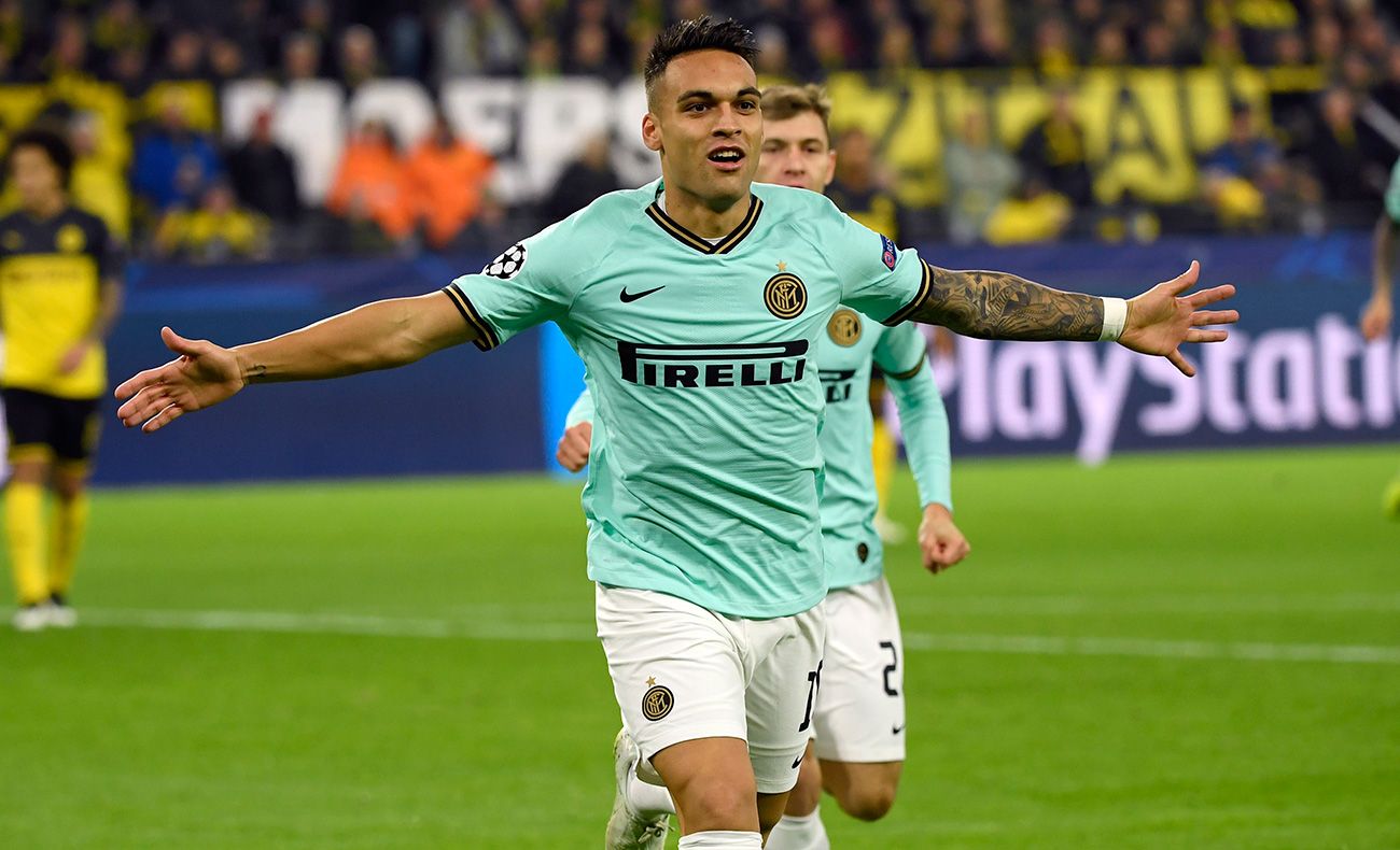 Lautaro Martínez celebrates a goal in Champions in front of the Dortmund