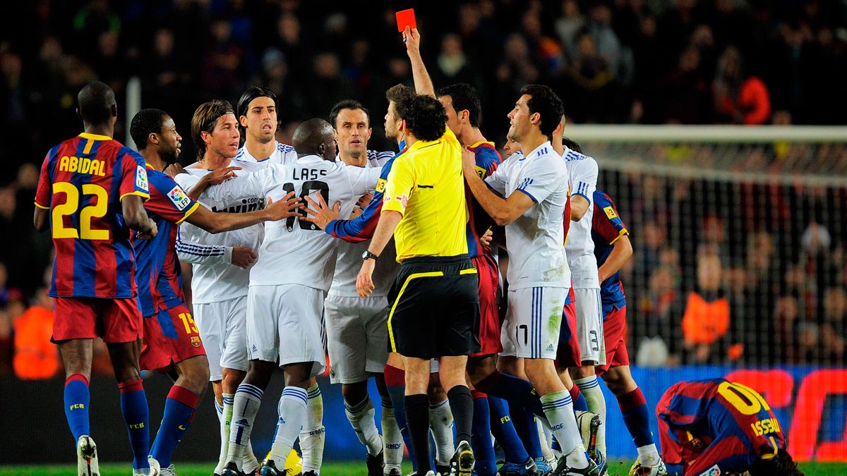 Iturralde González shows Sergio Ramos a red card in a Clásico at the Camp Nou