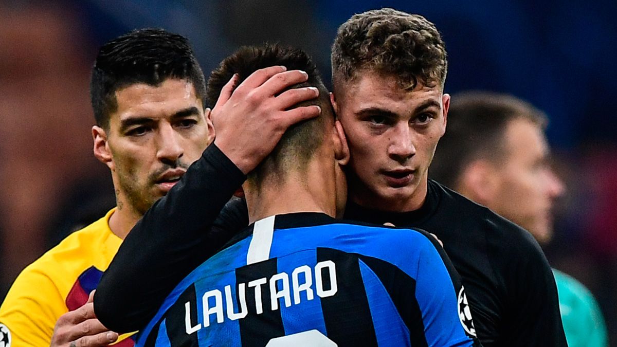 Lautaro Martínez and Luis Suárez after an Inter Milan-Barça of Champions League