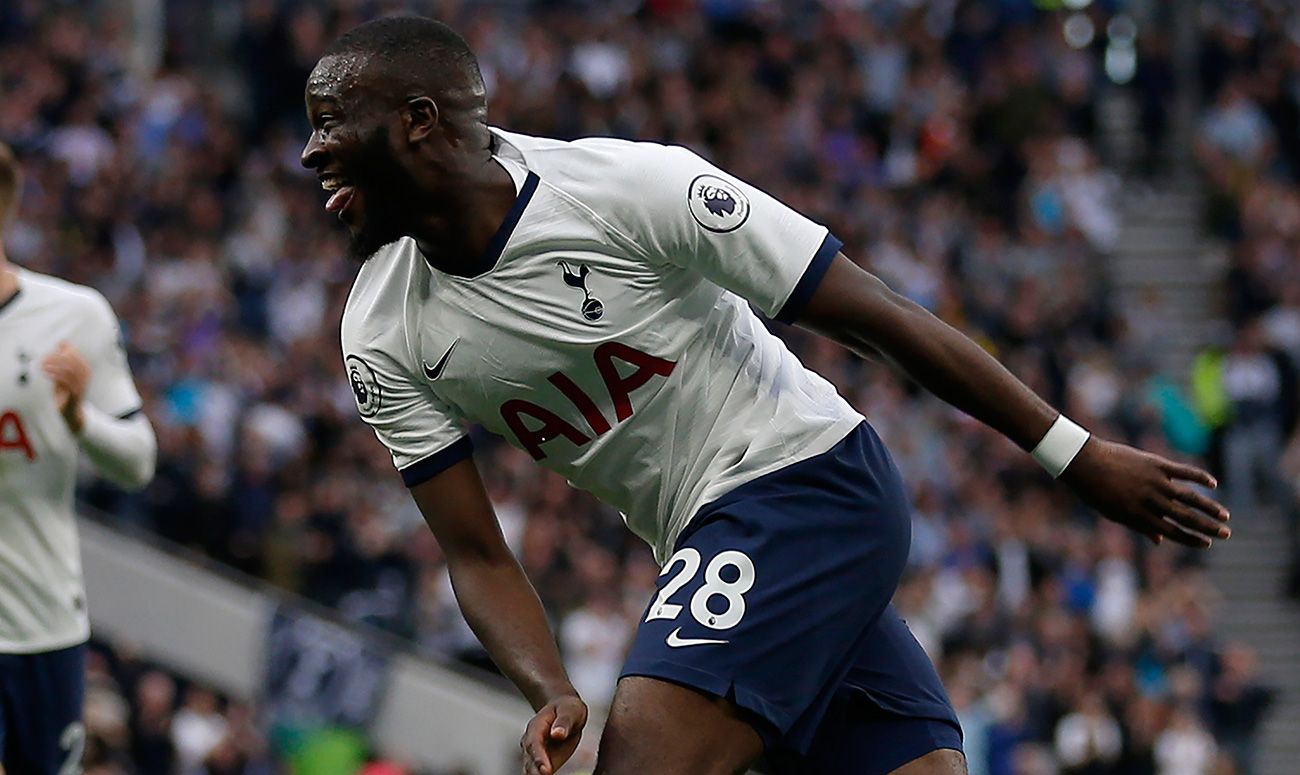 Tanguy Ndombélé celebra un gol del Tottenham