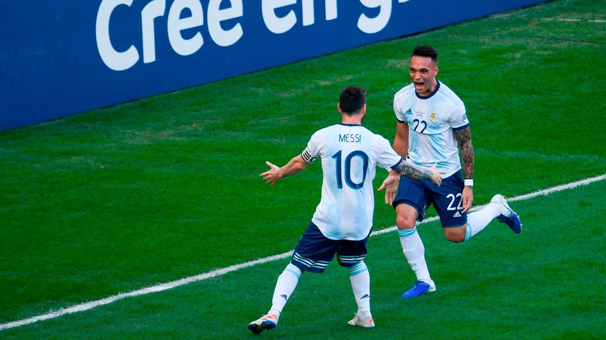Leo Messi and Lautaro Martínez celebrate a goal of the Argentina national team