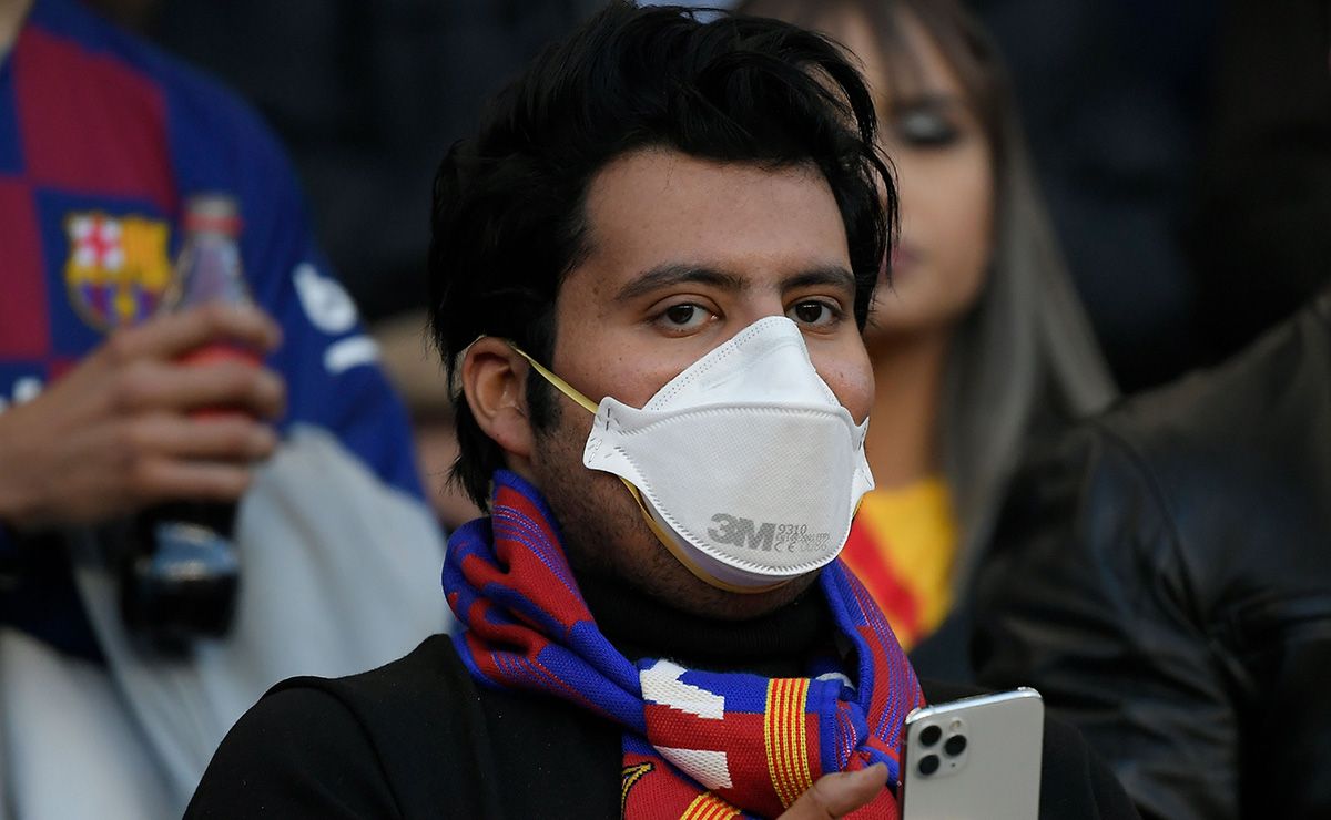 Un aficionado del FC Barcelona, con mascarilla en el Camp Nou