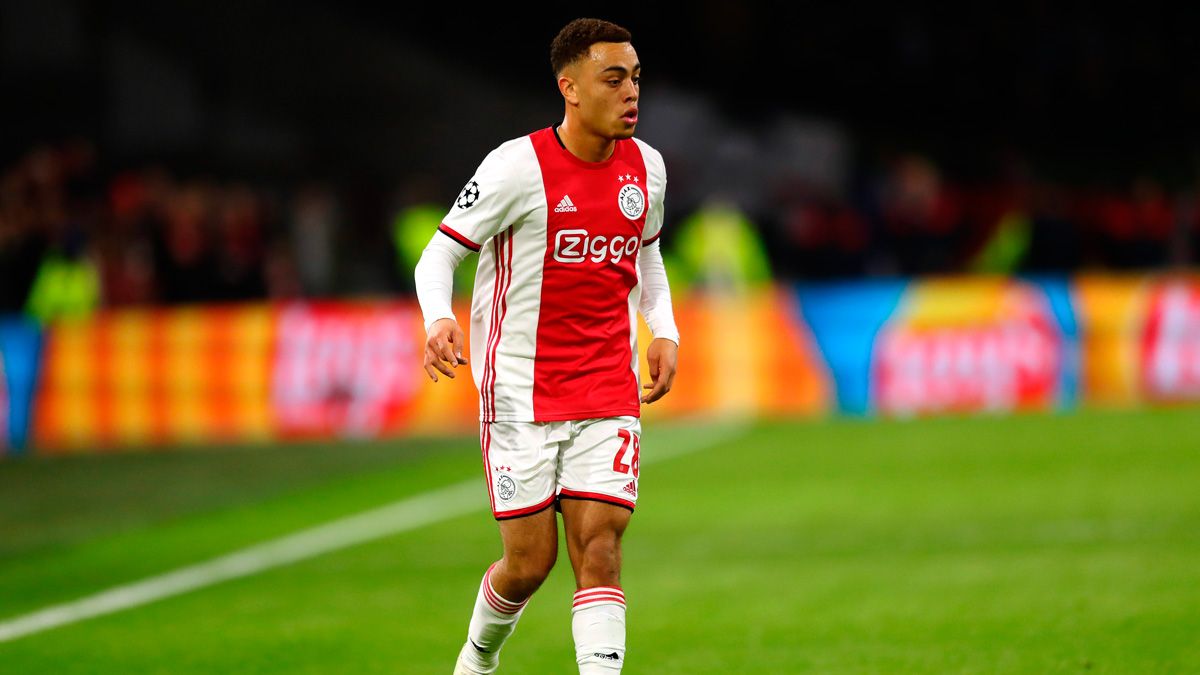 Sergiño Dest en un partido con el Ajax en la Champions League