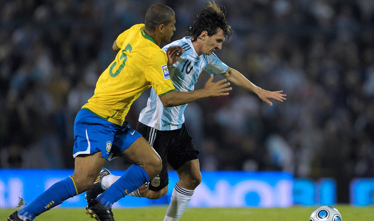 Felipe Melo pursues to Leo Messi in a Brazil-Argentina