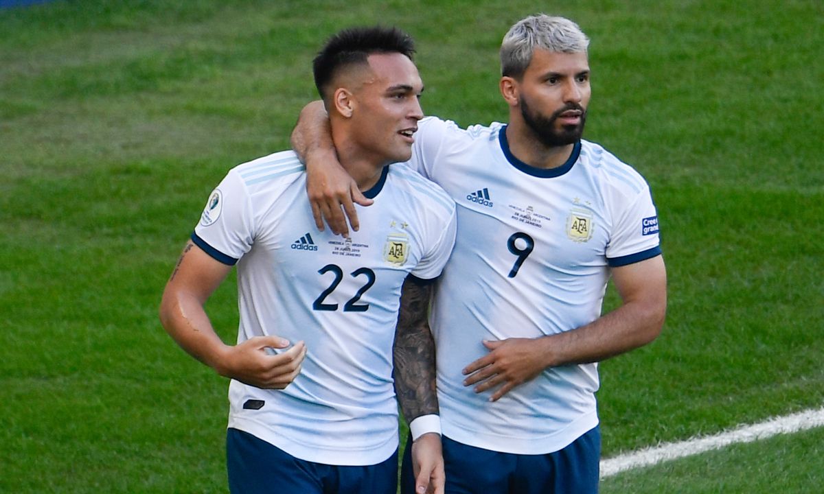 Lautaro y Agüero, celebrando un gol