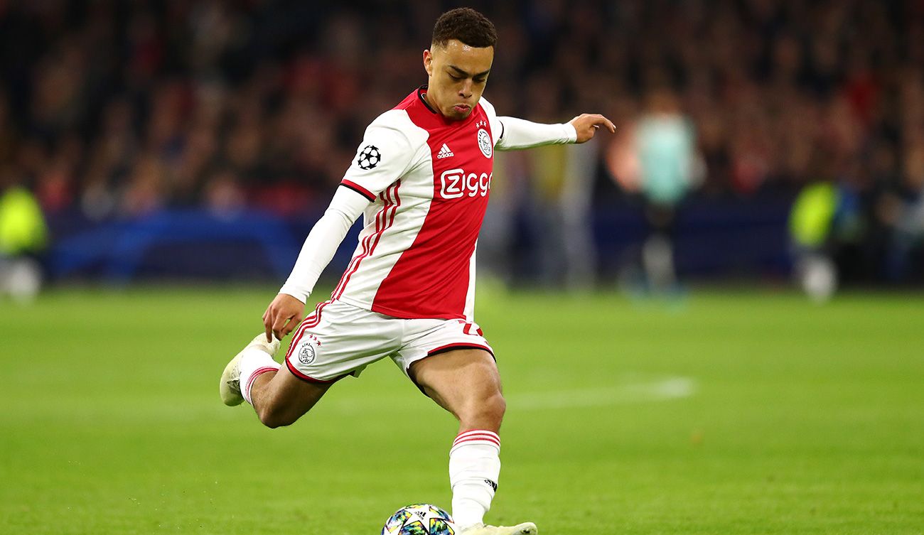 Sergiño Dest centra un balón al área con el Ajax