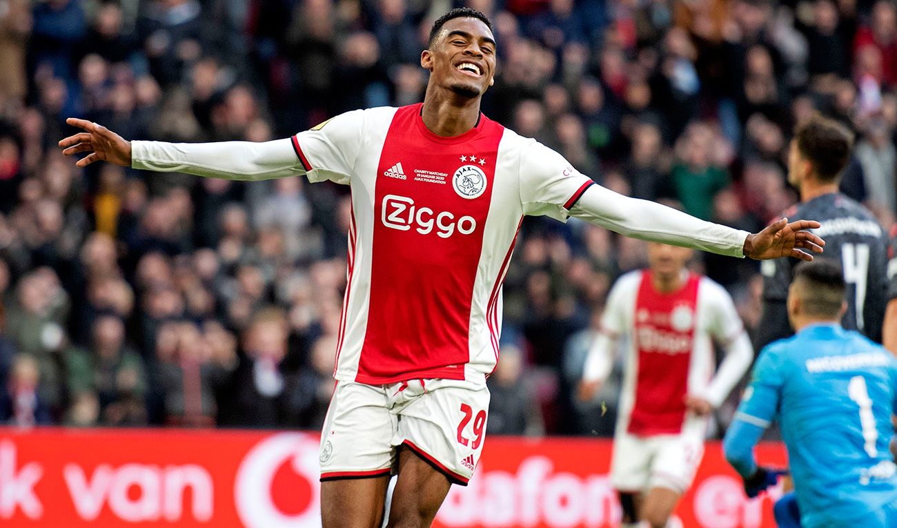 Gravenberch celebra un gol con el Ajax