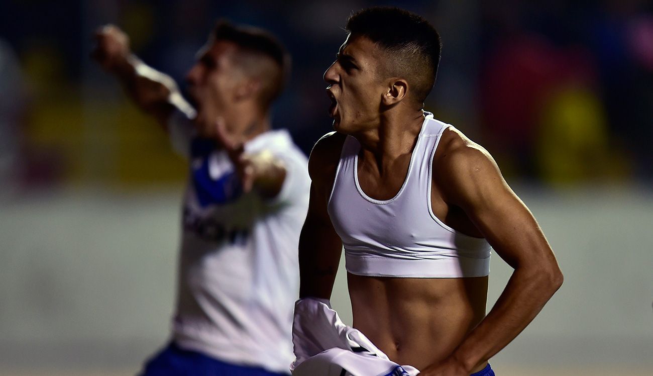 Thiago Almada, jewel of the Vélez, celebrates a goal