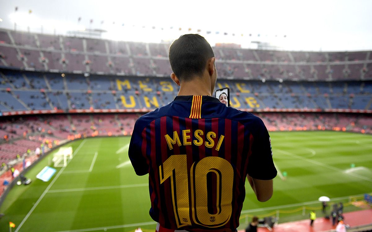 Un fan de Messi, haciendo una videollamada desde el Camp Nou