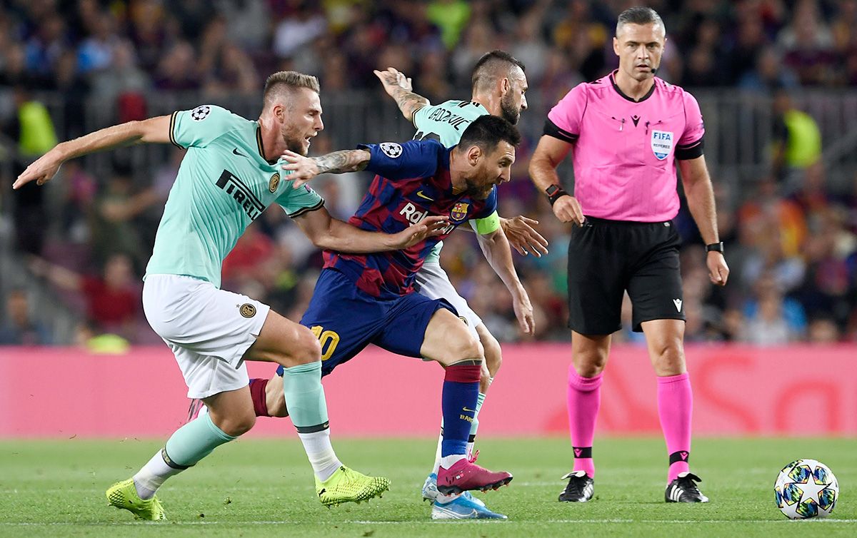 Milan Skriniar, marking to Leo Messi in the Camp Nou