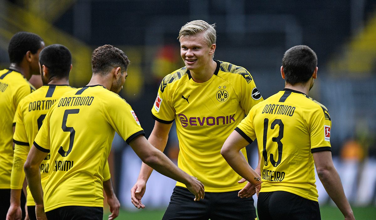 Erling Haaland, celebrating a goal with his mates of the Borussia Dortmund