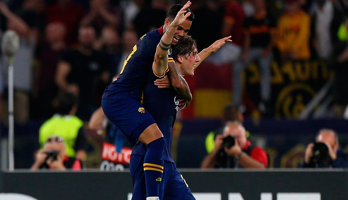 Zaniolo y Kluivert celebran un gol de la Roma