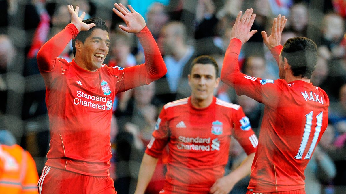 Luis Suárez y Maxi Rodríguez celebran un gol del Liverpool en la FA Cup
