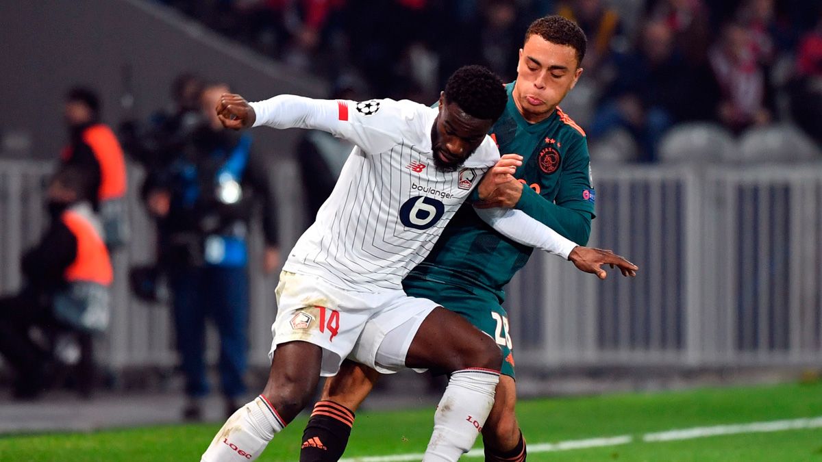 Sergiño Dest en un partido con el Ajax en la Champions League