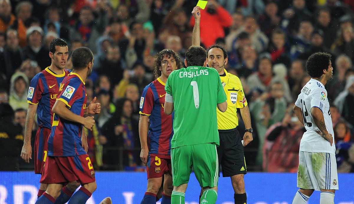 Iturralde saca una amarilla a Casillas en un Barça-Madrid