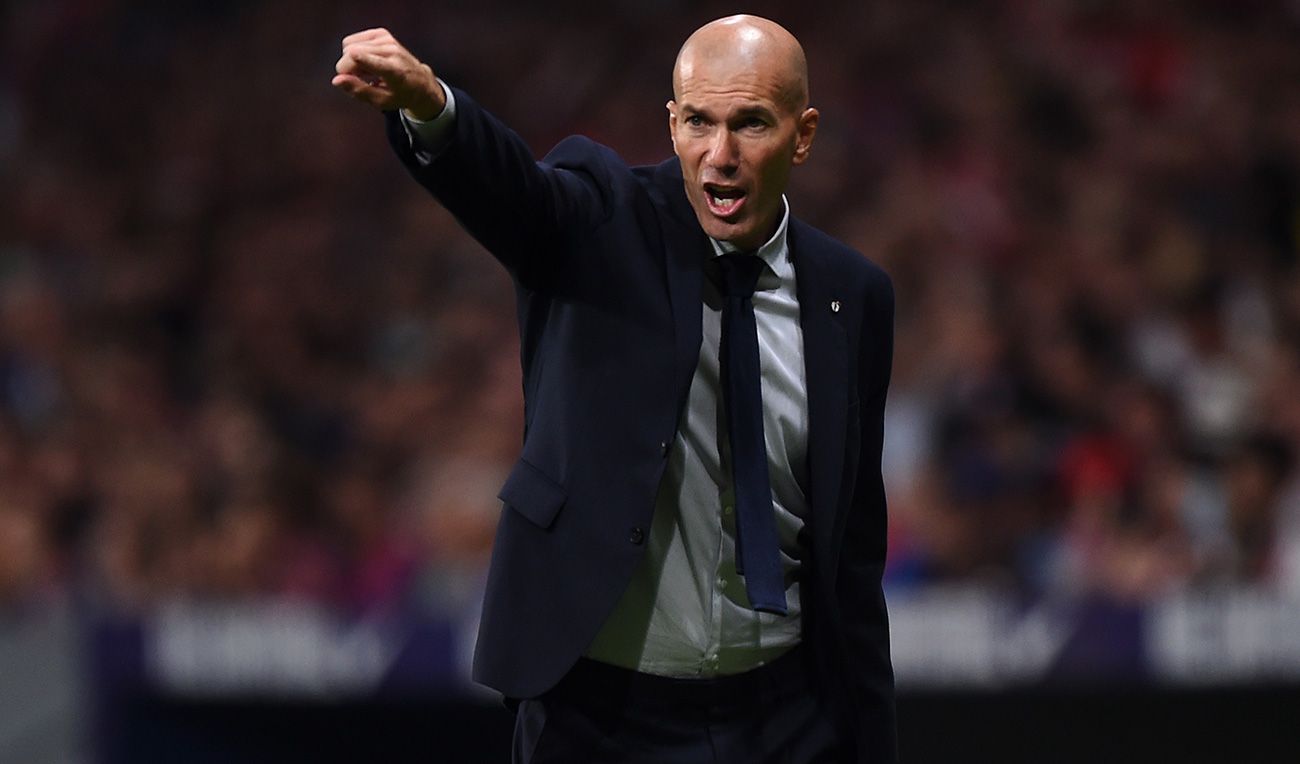 Zidane, entrenador del Madrid, dando una orden