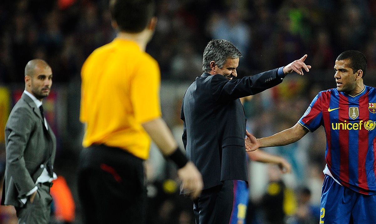 José Mourinho, Alves y Guardiola de fondo en el Barça-Inter de Champions en el 2010