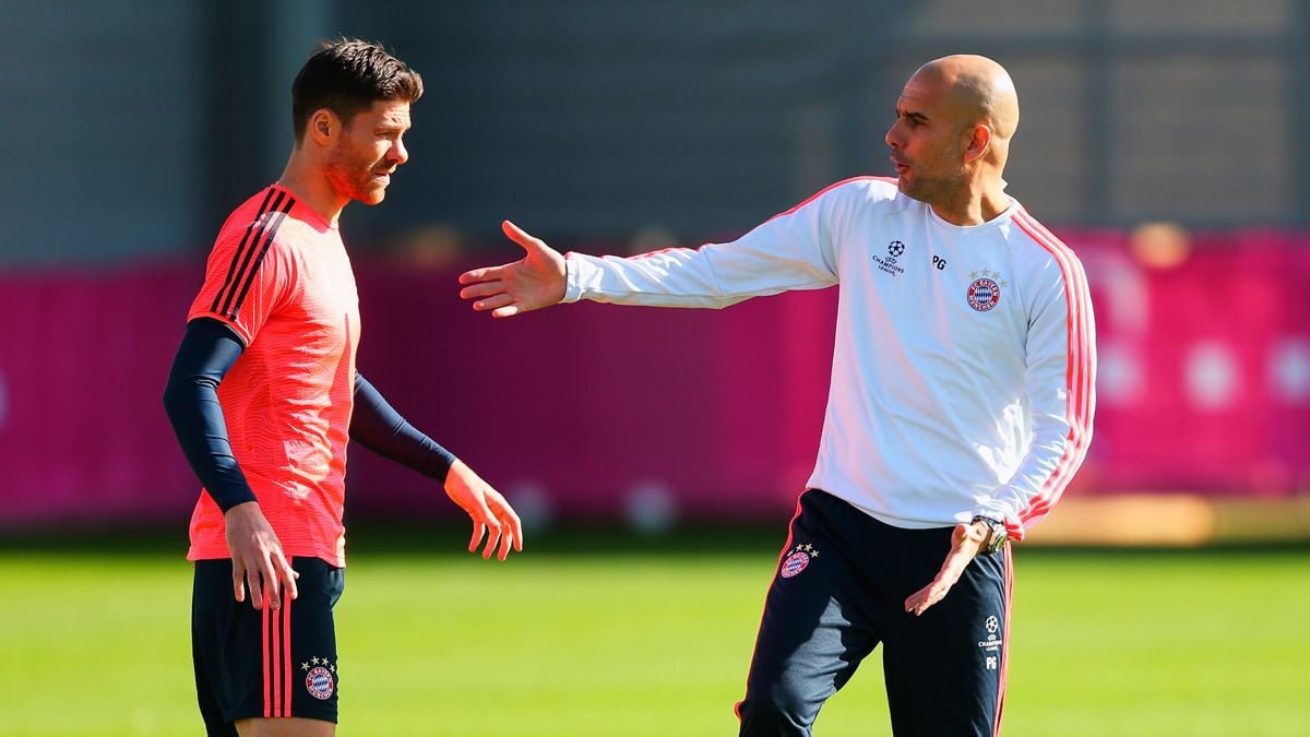 Xabi Alonso and Pep Guardiola in a training session of Bayern Munich