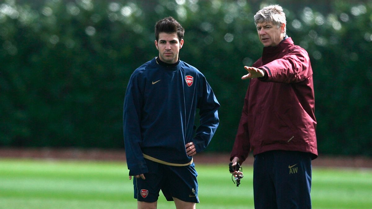 Cesc Fàbregas and Arsène Wenger in a training session of Arsenal