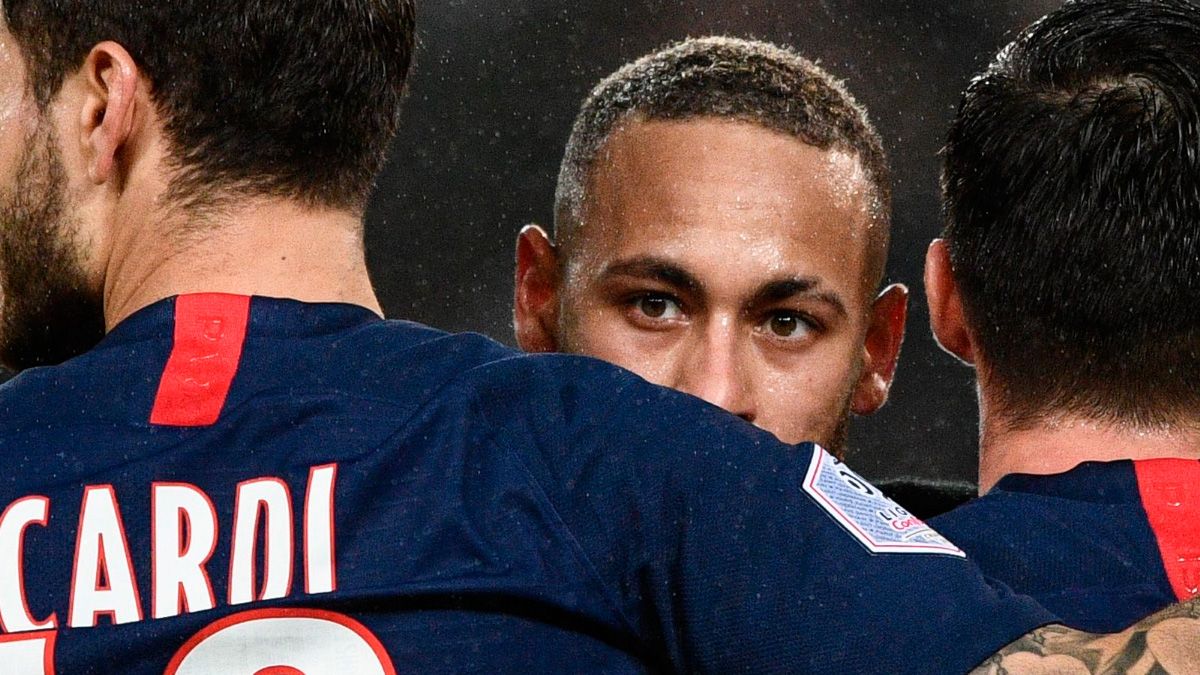 Neymar celebrates a goal of PSG in the Ligue 1