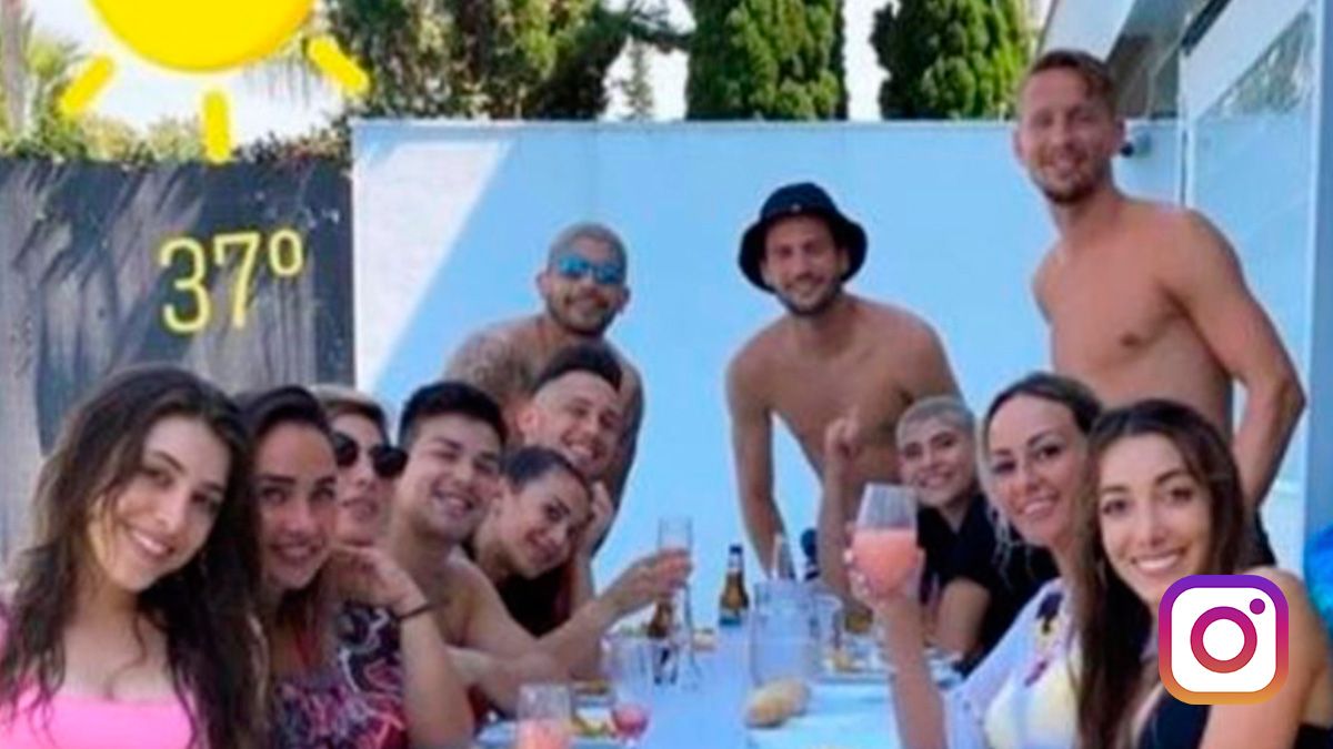 Varios jugadores del Sevilla, reunidos con sus parejas y amigos