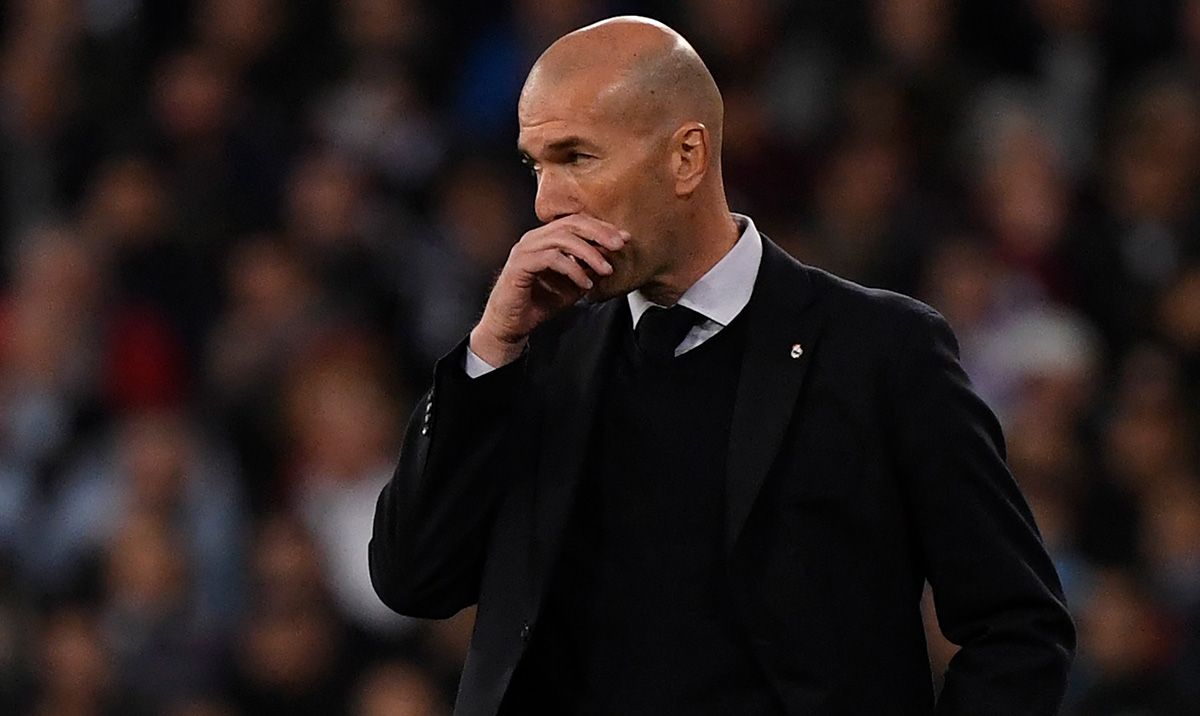 Zidane se tapa la boca para dar una orden