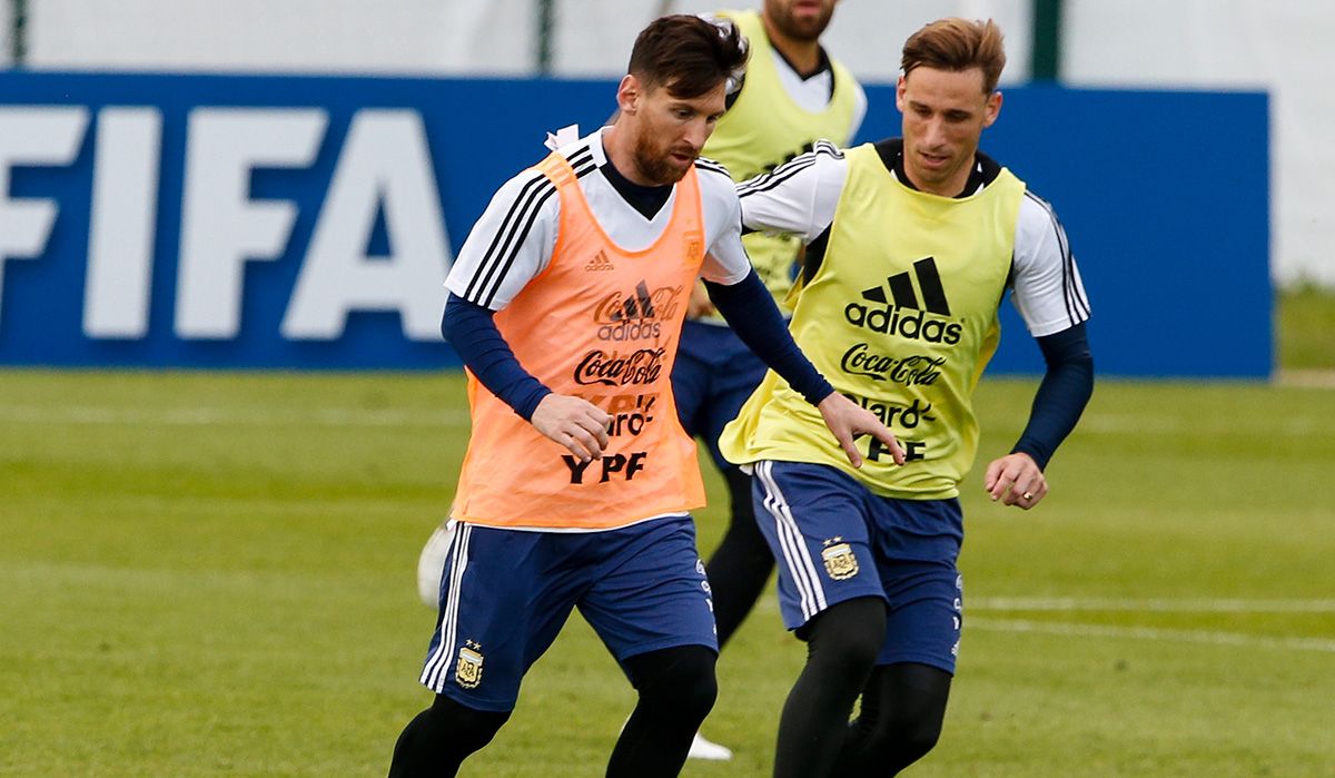 Leo Messi and Biglia in a training of Argentina