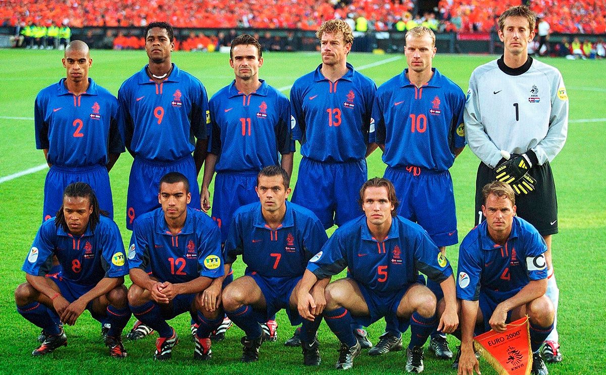 La selección holandesa antes de un partido en el 2000