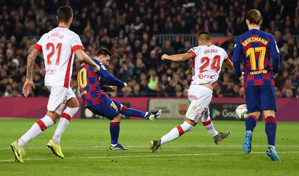 Leo Messi dispara en el partido ante el Mallorca