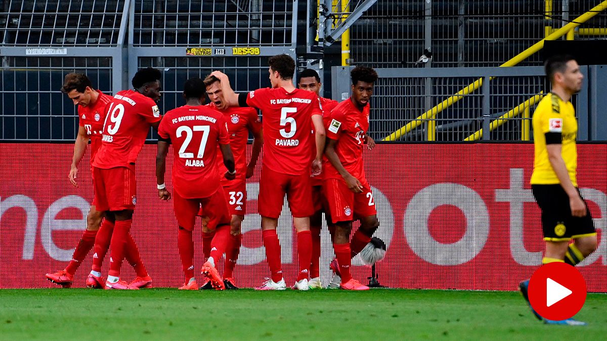 Joshua Kimmich celebra su gol con otros jugadores del Bayern